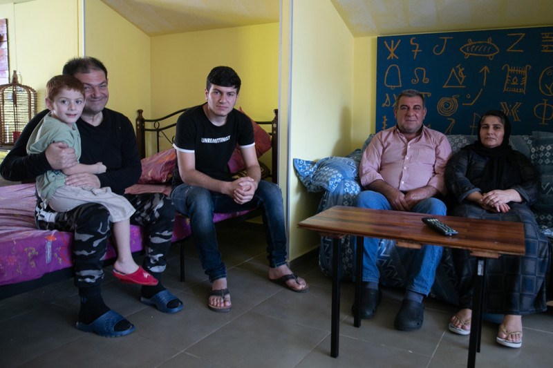 «Τόση αγάπη δεν έχω δεχθεί ποτέ»: Η οικογένεια προσφύγων που φρόντισε τον Έλληνα σπιτονοικοκύρη της