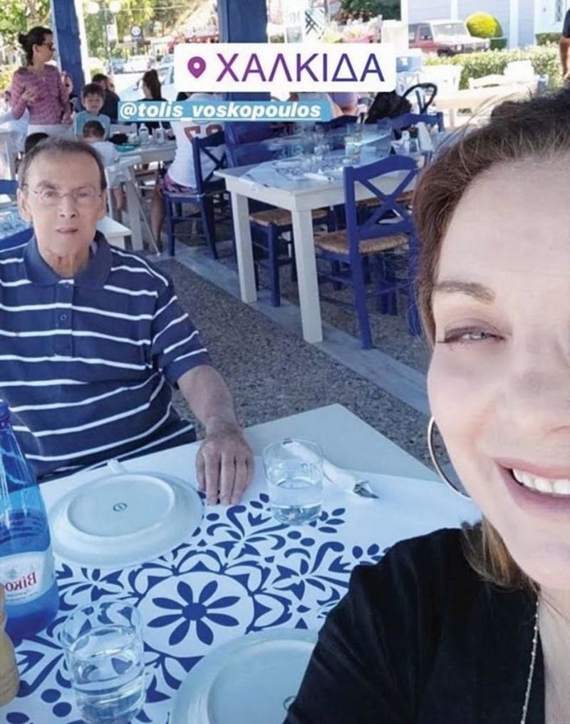 Αγνώριστος ο Τόλης Βοσκόπουλος σε νέα φωτογραφία με την Άντζελα Γκερέκου: Σε ταβέρνα της Χαλκίδας