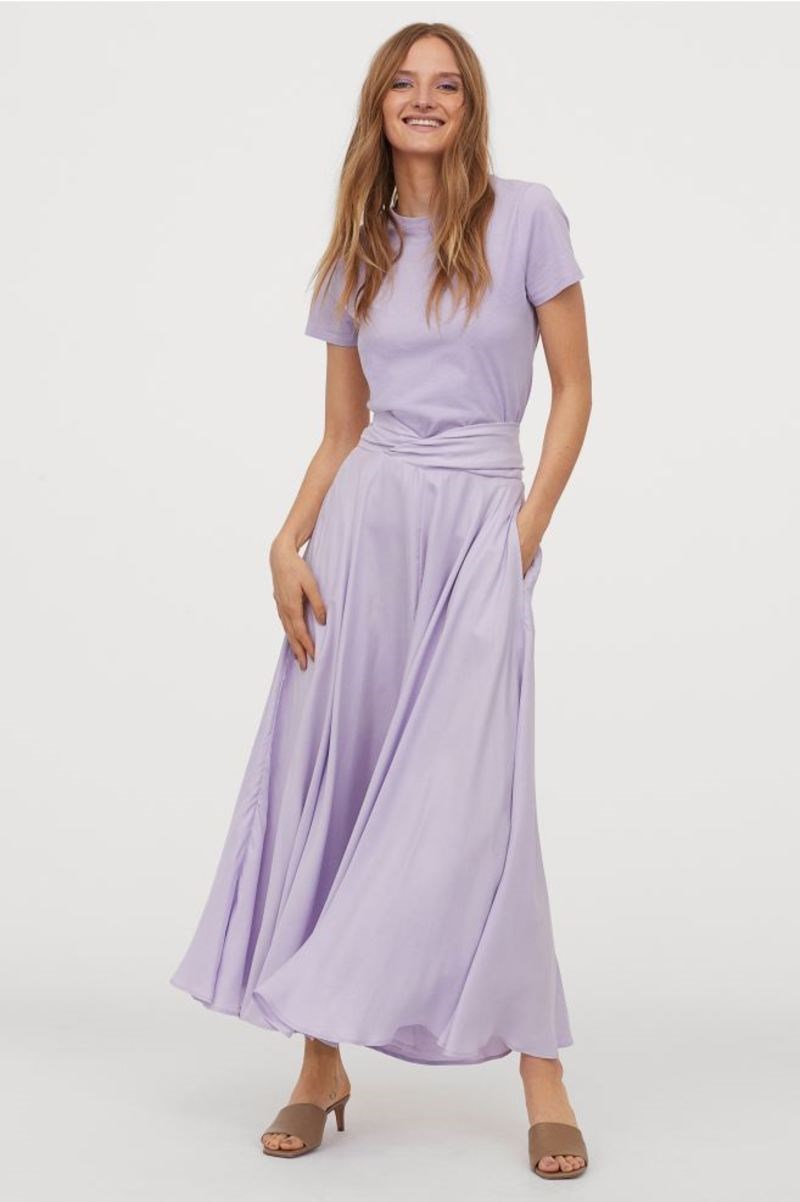 Ανακαλύψαμε στα H&M την πιο ευκολοφόρετη φούστα του καλοκαιριού. Θα απαρνηθείς τα φορέματα