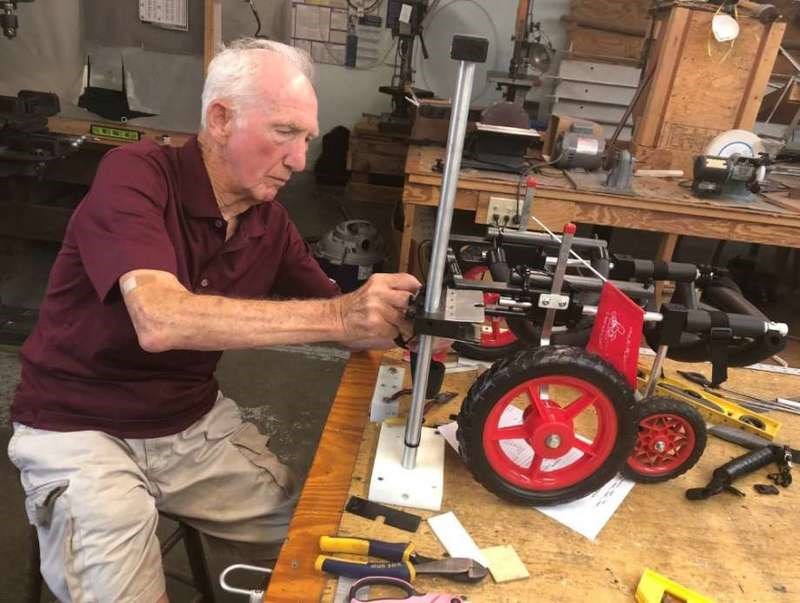 Έχει αφιερωθεί σε αυτό: 92χρονος συνταξιούχος κτηνίατρος κατασκευάζει αμαξίδια για ανάπηρα σκυλάκια