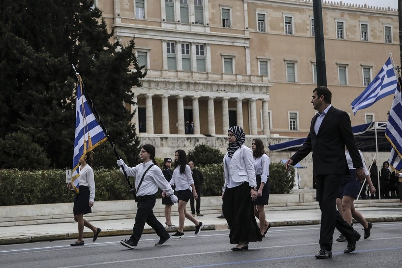 Η παραστάτρια της ελληνικής σημαίας με τη μαντίλα και το ταχύ βήμα