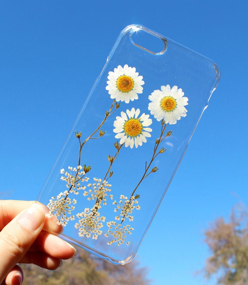 Οι θήκες για κινητό με αληθινά λουλούδια είναι το απόλυτο αξεσουάρ της άνοιξης