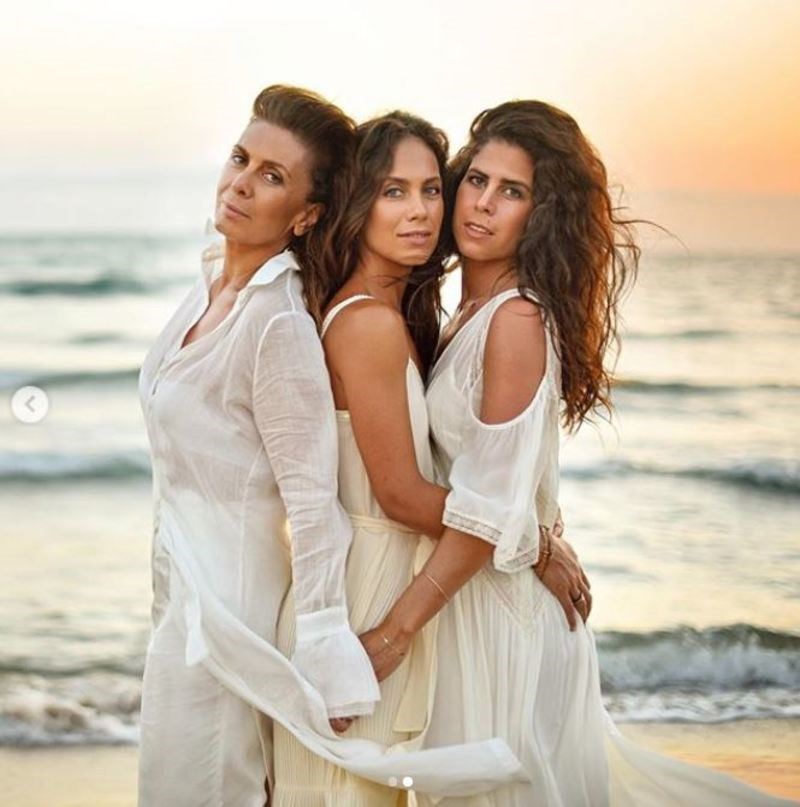 Ντυμένες στα λευκά: Η Κατερίνα Διδασκάλου αγκαλιά με τις κόρες της, Μαρκέλλα και Φλώρα 