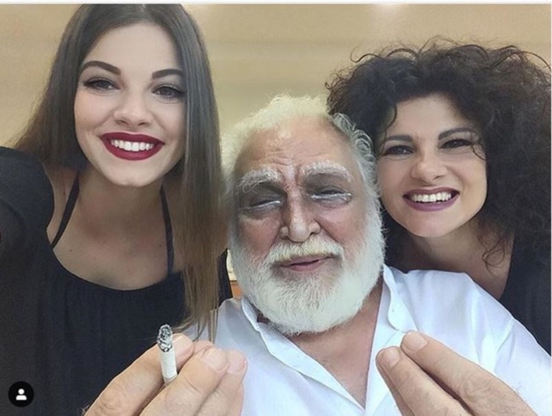 Η 25χρονη Τζένη Καζάκου σε throwback φωτογραφία με τον παππού της, Κώστα: Μια αγαπημένη οικογένεια 