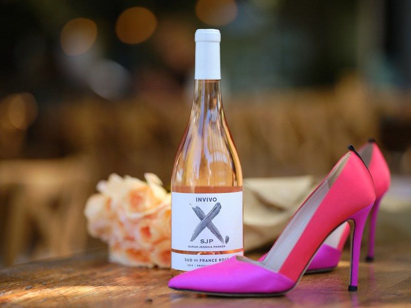 Ανυπομονούμε να δοκιμάσουμε το νέο ροζέ κρασί της Σάρα Τζέσικα Πάρκερ τώρα που ήρθε στην Ελλάδα