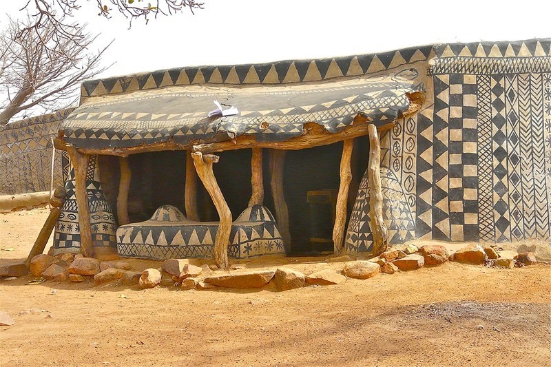 Tiébélé: Μέσα στο παραμυθένιο χωριό της Αφρικής όπου κάθε σπίτι μοιάζει με έργο τέχνης