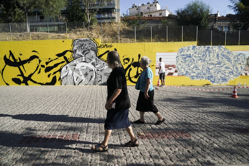 Έκρηξη χρωμάτων: Εντυπωσιακό γκράφιτι 30 μέτρων αλλάζει την όψη πεζόδρομου στο κέντρο της Αθήνας