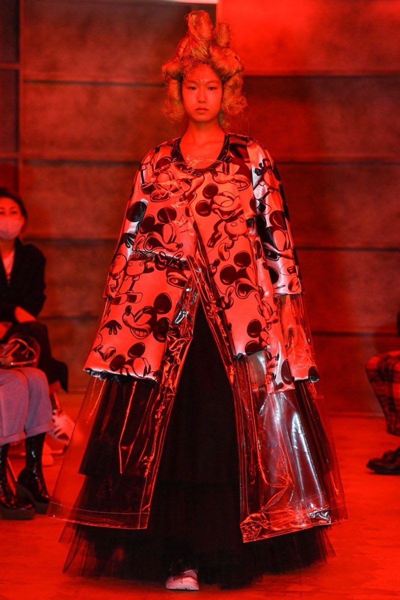 Η απαράμιλλη γοητεία του αλλόκοτου: Ο ιαπωνικός οίκος μόδας Comme des Garçons προβλέπει το μέλλον