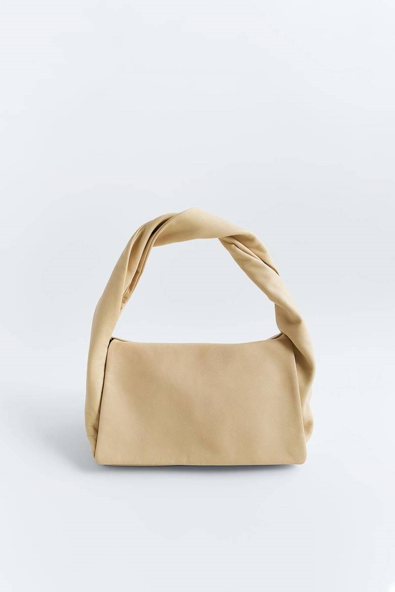 Άγγιγμα πολυτέλειας: Κανένας δεν θα το πιστεύει ότι αυτή την τσάντα την αγόρασες από τα Zara