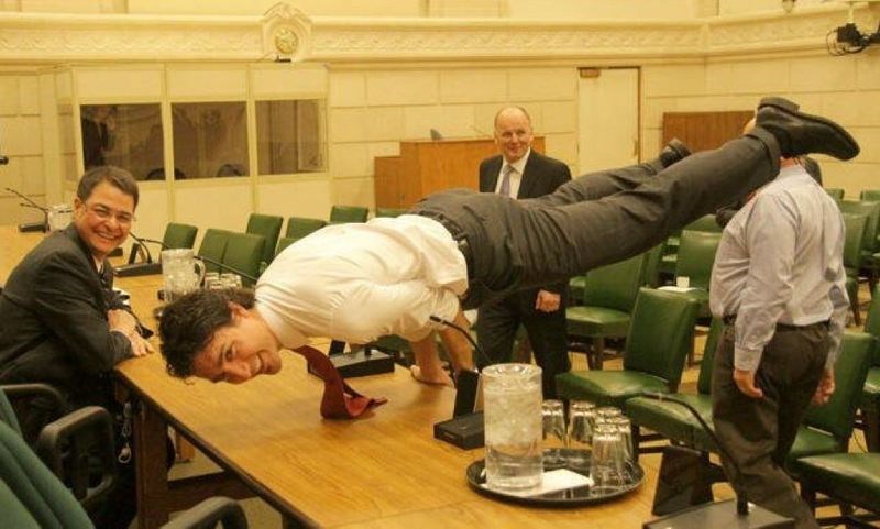 Ο πρωθυπουργός του Καναδά μάς εκπλήσσει ξανά, κάνοντας γιόγκα στο γραφείο