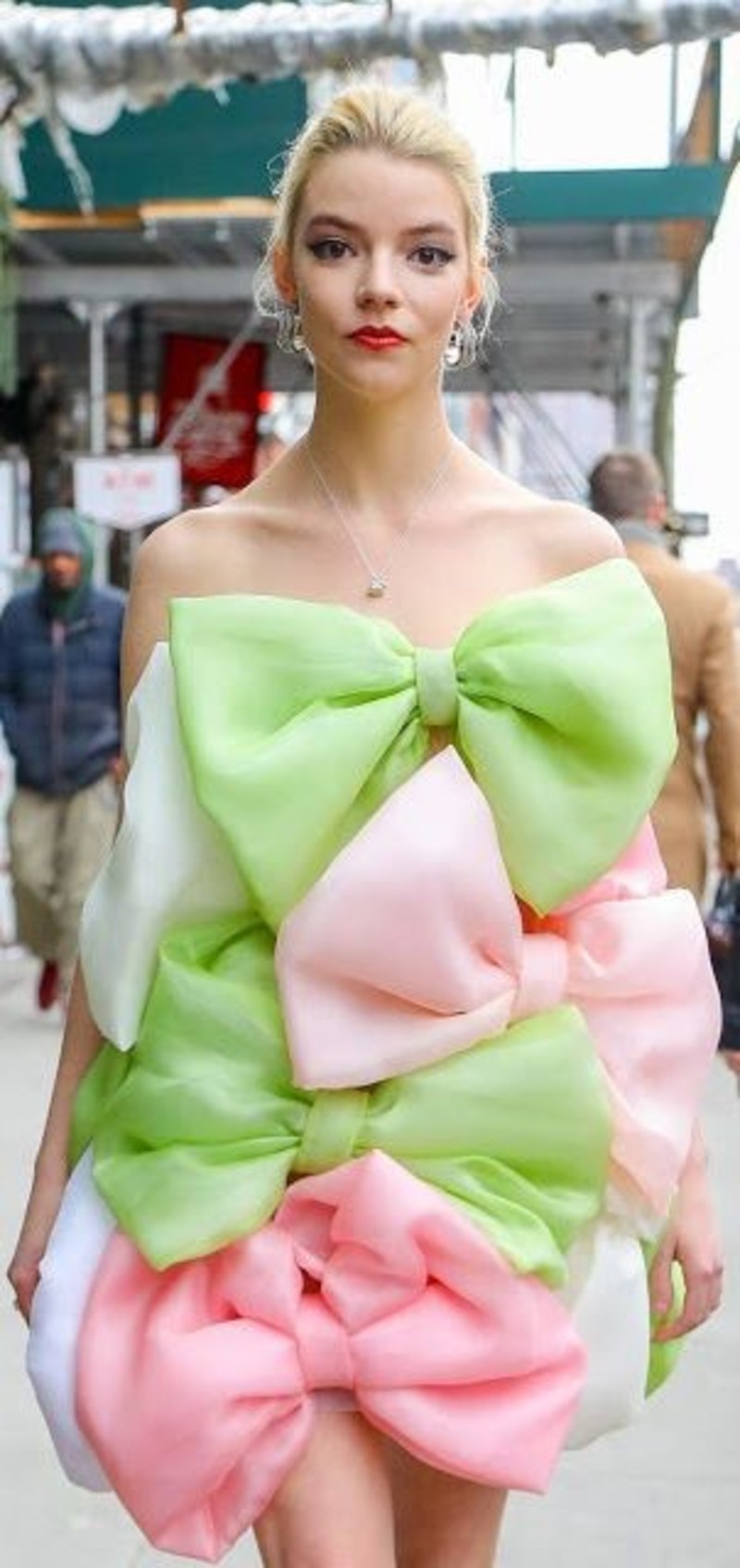 Έτσι μοιάζει το να κυκλοφορείς στους δρόμους της Νέας Υόρκης με Celia Kritharioti φόρεμα 