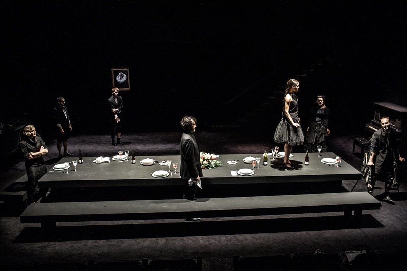 Στο Εθνικό Θέατρο με 8€: Νέα παράσταση, «Σ’ εσάς που με ακούτε» της Αναγνωστάκη, σε live streaming