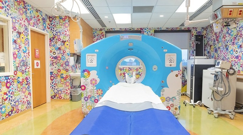 O σπουδαίος καλλιτέχνης Τakashi Murakami μεταμορφώνει αίθουσα νοσοκομείου με τα λουλούδια του