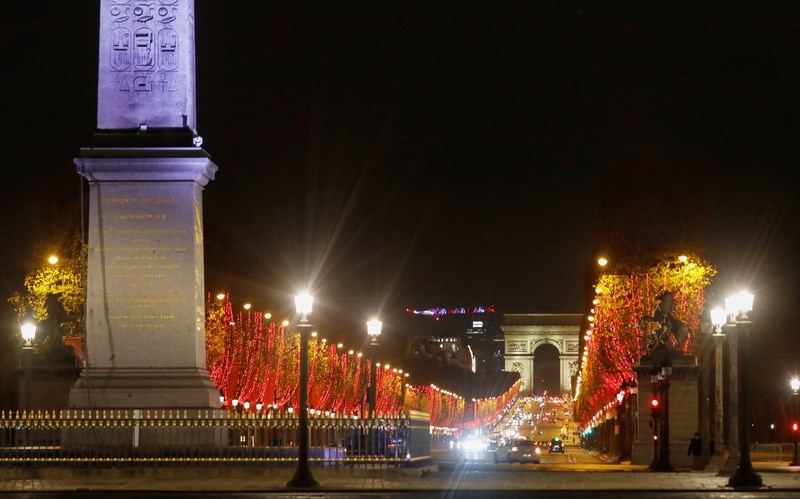 Φωταγωγήθηκαν για τα Χριστούγεννα τα πανέμορφα Ηλύσια Πεδία στο Παρίσι. Πρώτη φορά χωρίς κόσμο