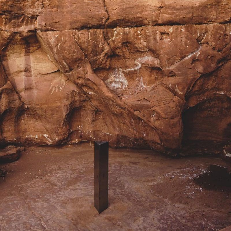 Μυστήριο στην έρημο της Γιούτα: Παράξενη μεταλλική στήλη εμφανίζεται ξαφνικά, έπειτα εξαφανίζεται 