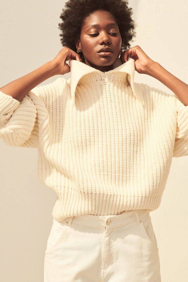 Kλασάτο, αλλά πολύ οικονομικό: Το πουλόβερ από τα H&M που φορούν όλες οι fashion infleuncers
