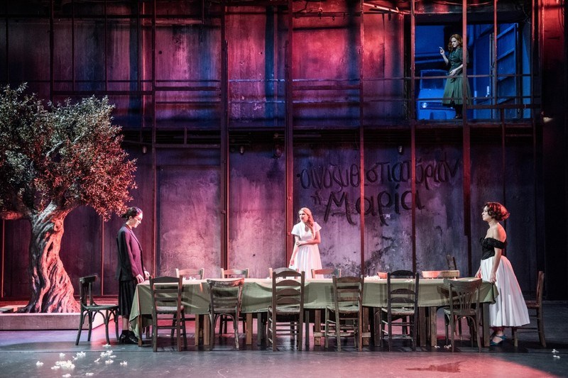 «Η Στέλλα με τα κόκκινα γάντια» του Iάκωβου Καμπανέλλη σε live streaming από το Εθνικό Θέατρο 
