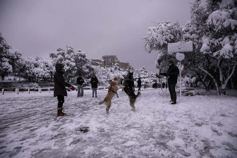 Η Ακρόπολη στα λευκά: Παραμυθένιες φωτογραφίες από τη Αθήνα όπως δεν την έχουμε ξαναδεί