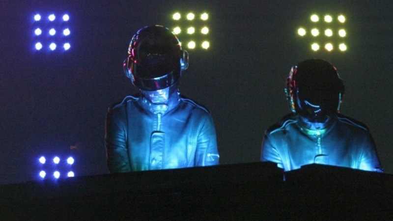 Daft Punk: Το δίδυμο της ηλεκτρονικής μουσικής με το μυαλό-ρομπότ και την ανθρώπινη καρδιά 