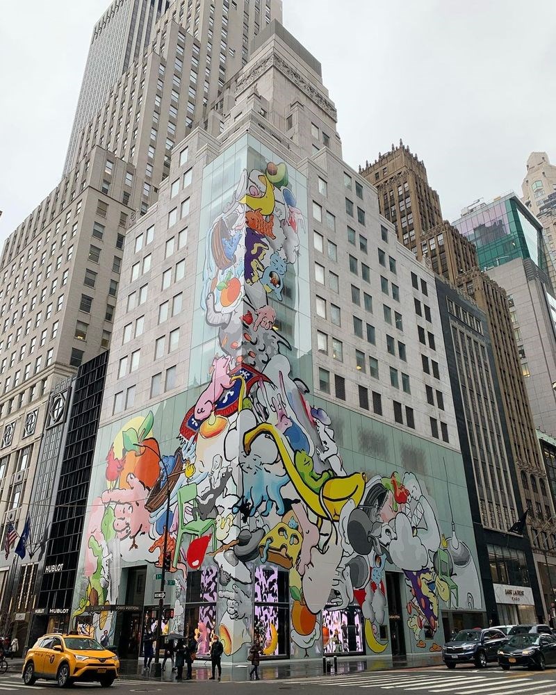 Η μπουτίκ Louis Vuitton στη Νέα Υόρκη αλλάζει την εξωτερική εικόνα των κτιρίων και λέει μια ιστορία