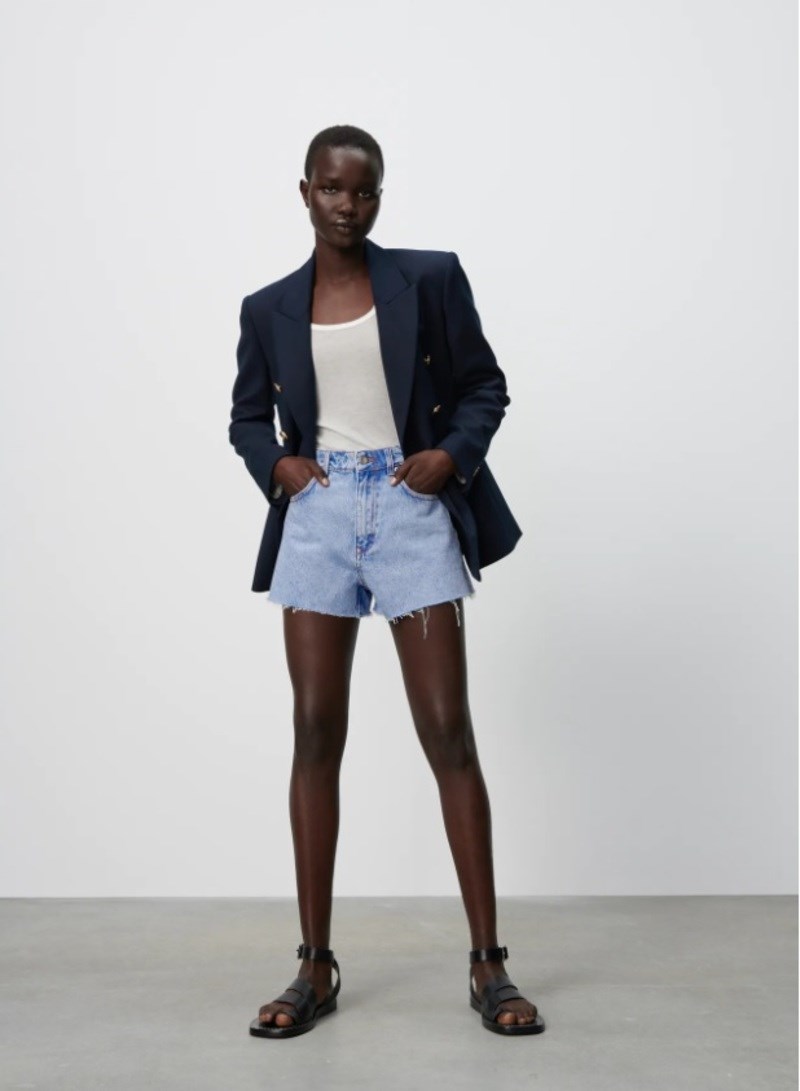 Έξυπνο styling: Δεν υπάρχει πιο κομψός τρόπος να φορέσεις αυτό το τζιν παντελόνι από τα Mango