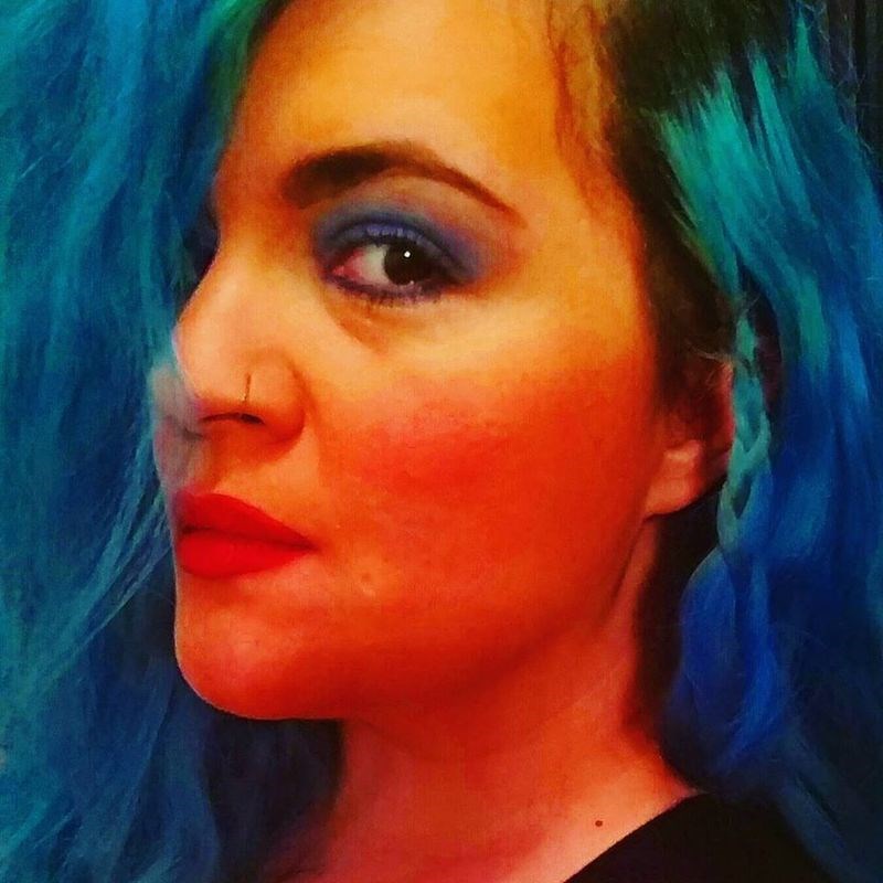 Γιούλη Ατματζίδη: «Τα μπλε μαλλιά προέκυψαν έπειτα από μια επιλόχεια κρισάρα, το 2012»