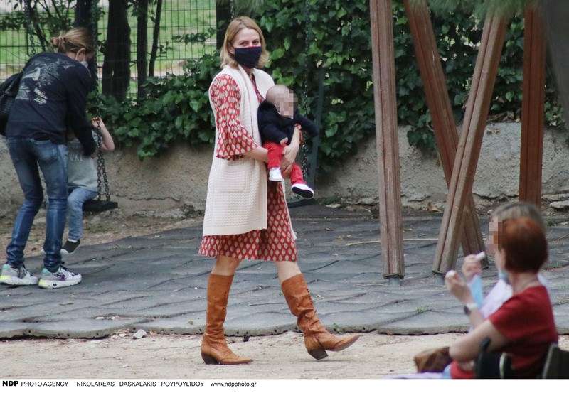 Βόλτα με τον μπέμπη: Η Τζένη Μπαλατσινού με την πιο στιλάτη ανοιξιάτικη εμφάνιση στο Ζάππειο 