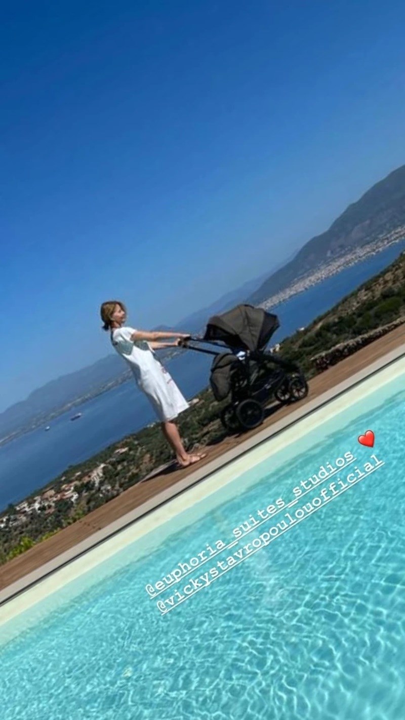 Τζένη Μπαλατσινού: Ποζάρει δίπλα στην πισίνα με τον νεογέννητο γιο της