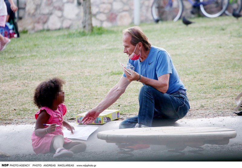 Μια σπάνια φωτογραφία του Ντίνου Αυγουστίδη με την 4χρονη κόρη του, Αλκυόνη