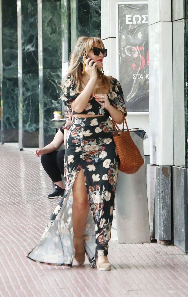 Η Νατάσσα Μποφίλιου φόρεσε το πιο θηλυκό φλοράλ σύνολο για τη βόλτα της στην Αθήνα