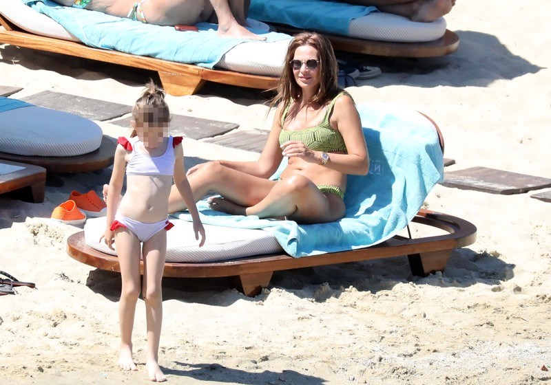 Μεγάλωσε πολύ: Η Υβόννη Μπόσνιακ σε παραλία της Μυκόνου με την κόρη της Ελένη