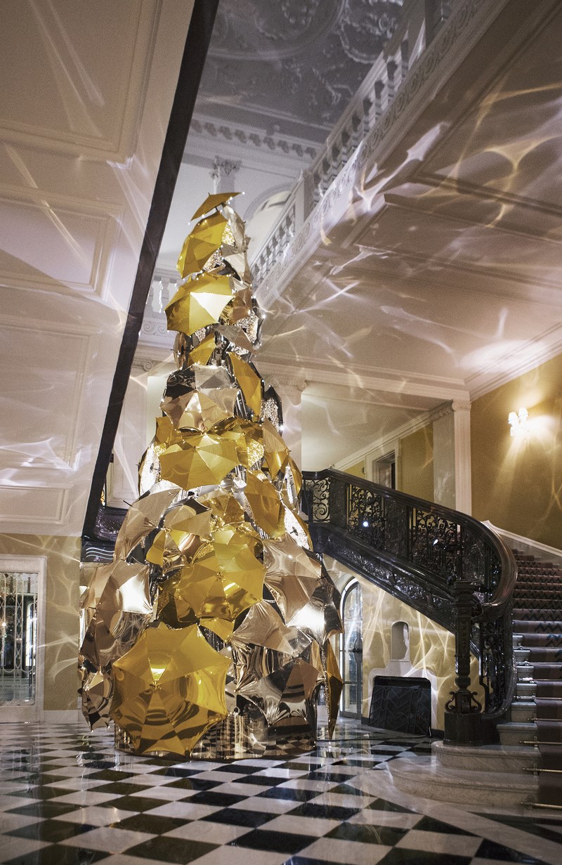 Ο Christopher Bailey στόλισε το δέντρο του Claridge's Hotel με 100 ομπρέλες και 77.000 φωτάκια 