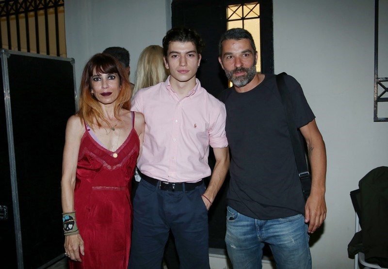 Μυρτώ Αλικάκη και Πέτρος Λαγούτης ποζάρουν με τον 19χρονο γιο τους, Δημήτρη
