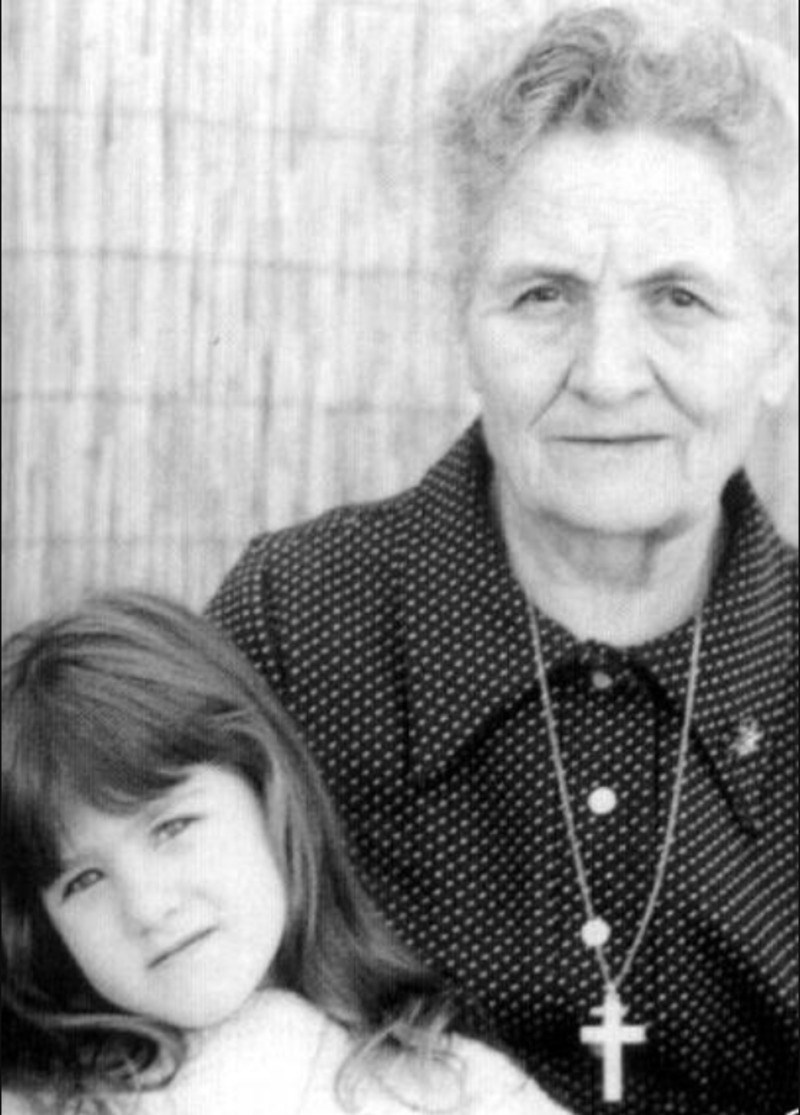 Τζένιφερ Άνιστον: Η σπάνια φωτογραφία με την αγαπημένη της γιαγιά Στέλλα 