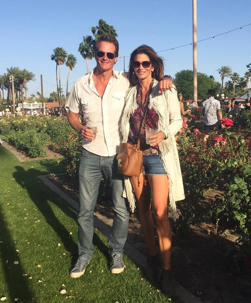 Καυτά σορτς, πλεκτά φορέματα και κρόσσια: Τι φοράνε οι διάσημες στο φεστιβάλ Coachella;