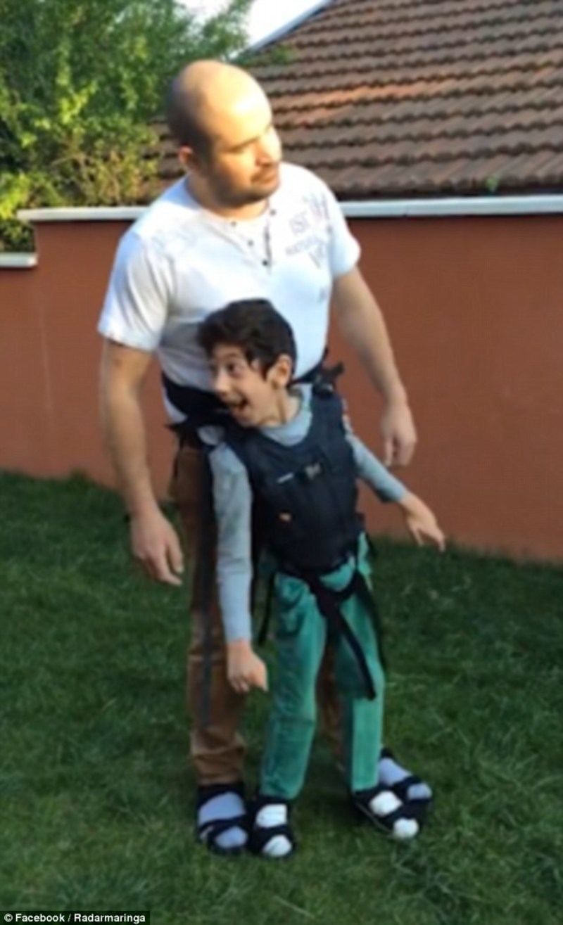 Ένας μπαμπάς-ήρωας βοηθά τον γιο του με αναπηρία να παίξει ποδόσφαιρο με έναν μοναδικό τρόπο