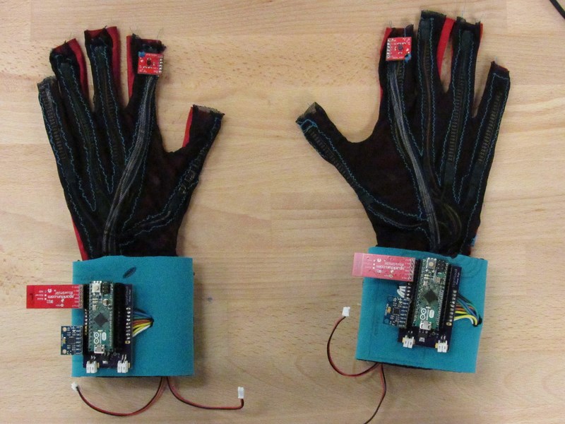 Γάντια που μετατρέπουν τη νοηματική γλώσσα σε λέξεις κατασκεύασαν αμερικανοί φοιτητές