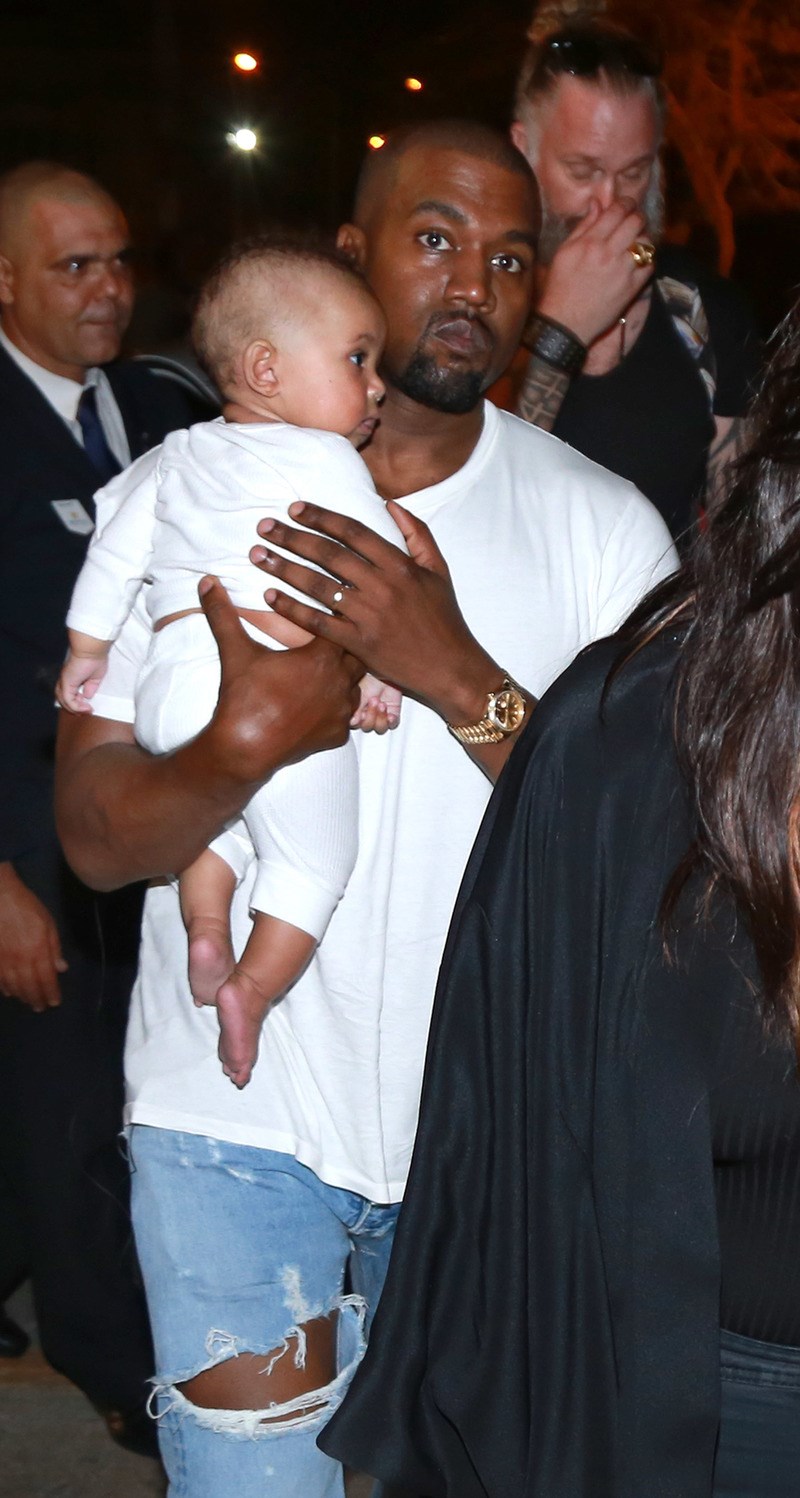 Η πρώτη δημόσια εμφάνιση του γιου της Kim Kardashian, Saint West, στην αγκαλιά του μπαμπά του