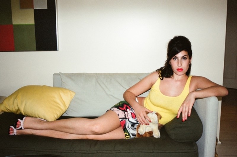 Δείτε το βιβλίο που θα κυκλοφορήσει με φωτογραφίες της Amy Winehouse πριν γίνει διάσημη