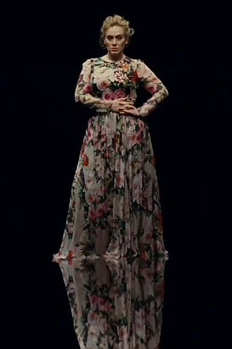 Πιο stylish από ποτέ η Adele με floral φόρεμα 5.200 ευρώ. Δες πώς θα το αντιγράψεις από 29.90 ευρώ