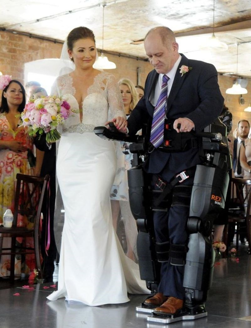 Η πιο ωραία έκπληξη:«Σηκώνεται» από το αναπηρικό αμαξίδιο και συνοδεύει την κόρη του στο γάμο της