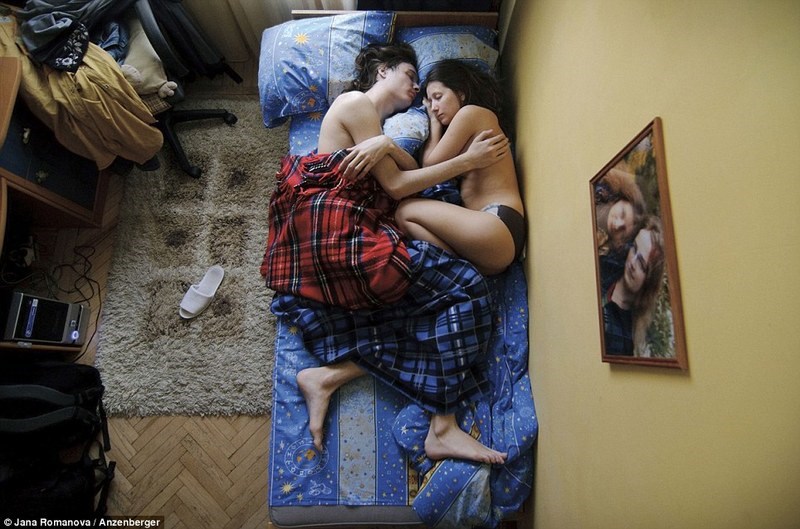 Μια φωτογράφος «καταγράφει» τον τρόπο που κοιμούνται τα ζευγάρια όταν περιμένουν παιδί 