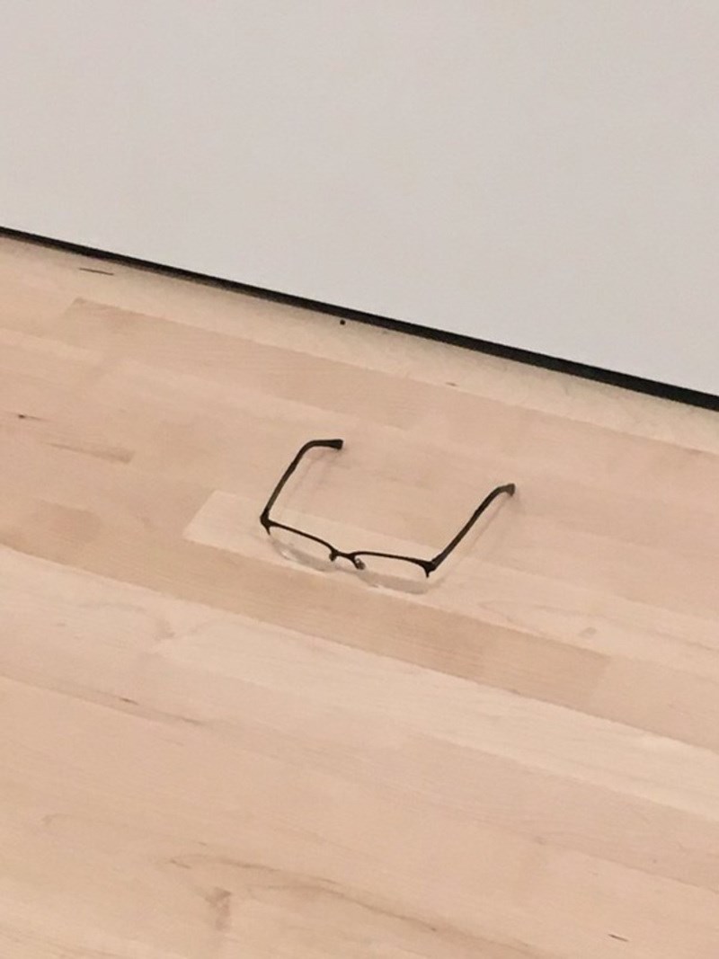 Κάποιοι άφησαν ένα ζευγάρι γυαλιά σε ένα Μουσείο και οι επισκέπτες νόμισαν ότι είναι έργο τέχνης