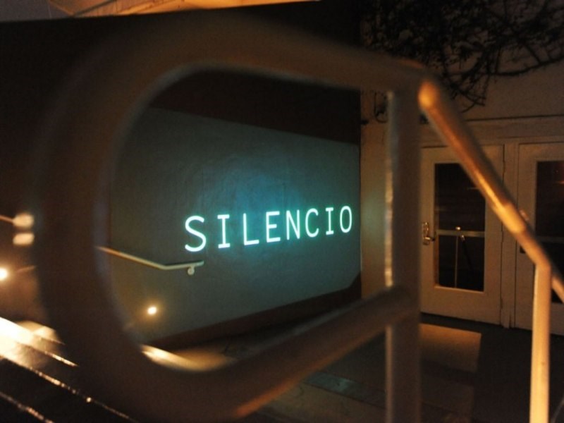 Silencio: Το μπαρ του David Lynch στο Παρίσι είναι μια κλειστή λέσχη διασκέδασης 