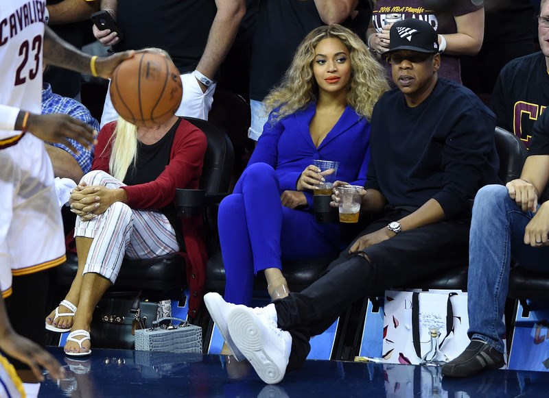Η Beyoncé έκανε την πιο αναπάντεχη εμφάνιση σε αγώνα μπάσκετ. Πώς θα την αντιγράψεις οικονομικά