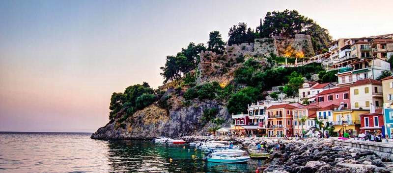 Πάργα: Το Αμάλφι της Ελλάδας. Πανέμορφη, πολύχρωμη με γαλαζοπράσινα νερά 