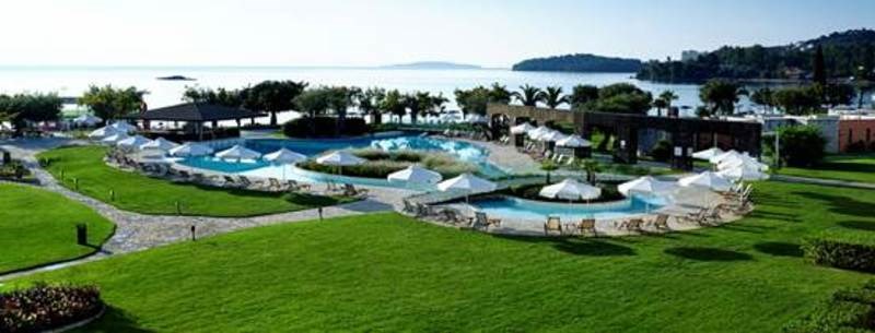 Τα ξενοδοχεία Corfu και Dassia Chandris μπροστά στη γαλάζια σημαία, στην παραλία της Δασιάς