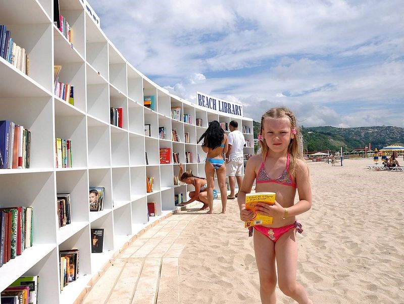 Αυτή η εκπληκτική βιβλιοθήκη παραλίας βρίσκεται στη Βουλγαρία