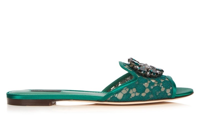 Αυτά είναι τα νέα super trendy flat παπούτσια που θυμίζουν Κάρι Μπράντσο