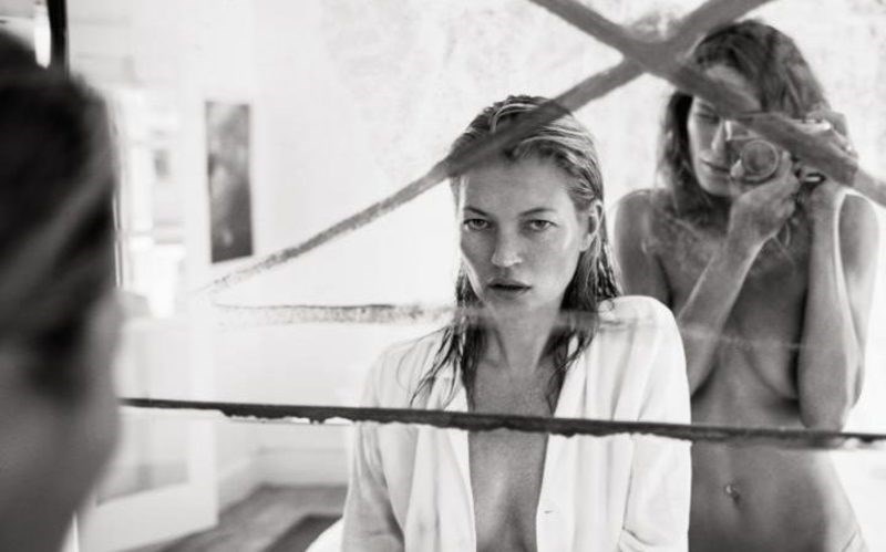 H Kate Moss και η Daria Werbowy παίζουν ημίγυμνες με το φακό χωρίς ίχνος make up 